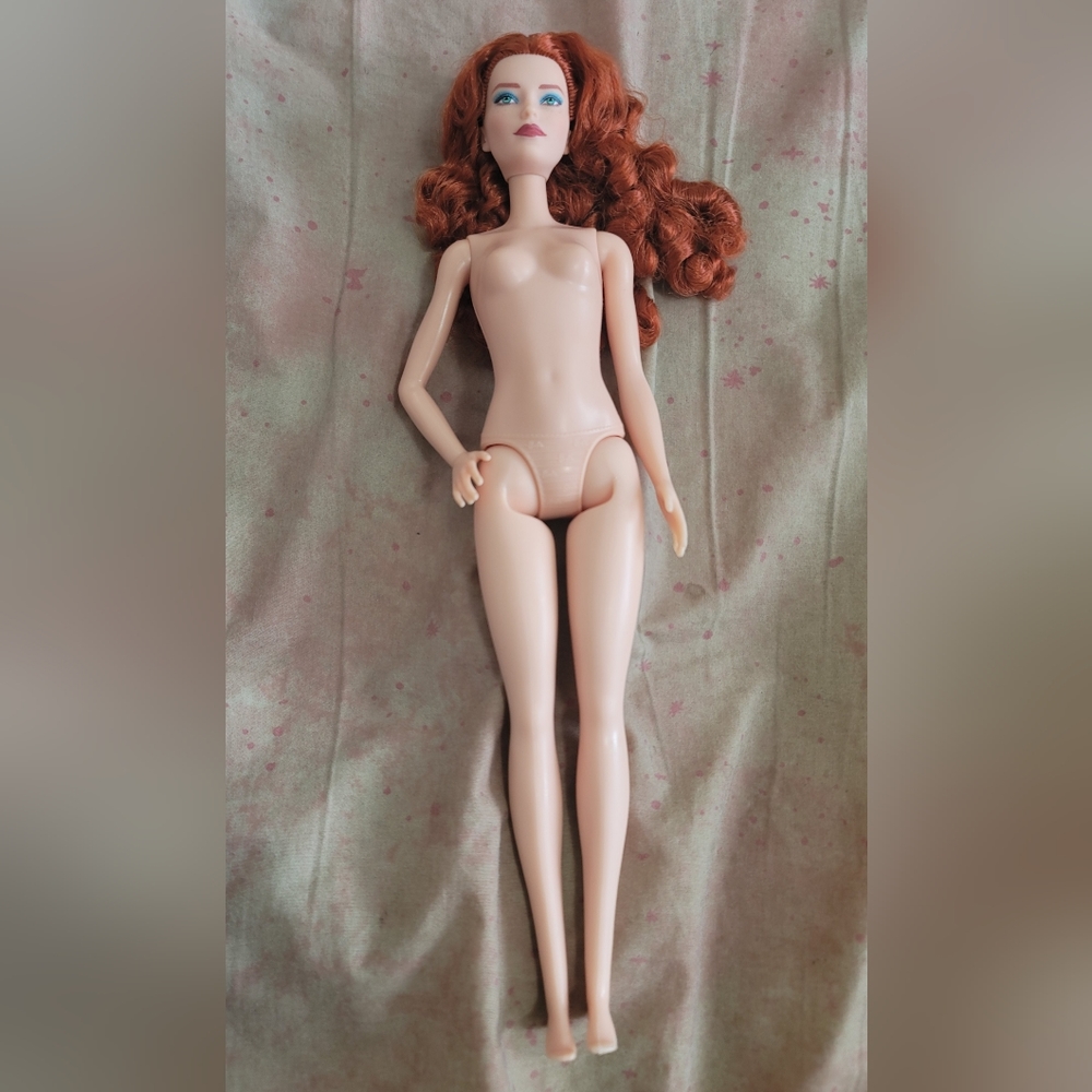 Barbie Signature Looks #13, CURLY RED HAIR, on Fashionista #205 body - Picture 1 of 3